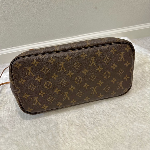 (SOLD) Louis Vuitton Neverfull MM Tote - Picture 5 of 13
